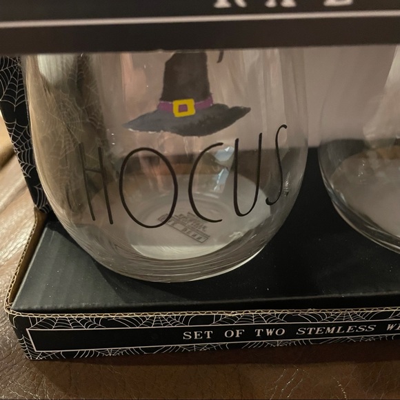 Rae Dunn HOCUS POCUS Witch Hat & Leg Design Set of 2 Stemless Wine Glasses NEW!! - Picture 2 of 6